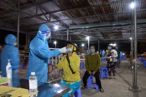 Lực lượng y tế lấy mẫu xét nghiệm Covid-19 cho người dân ở âu thuyền và cảng cá Thọ Quang (TP Đà Nẵng). 