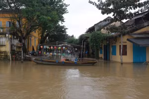 Phố cổ Hội An ngập lụt. 
