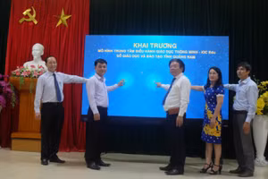 Các đại biểu thực hiện nghi thức khai trương Trung tâm điều hành giáo dục thông minh – IOC Edu.