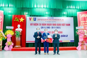 PGS.TS Huỳnh Công Pháp (giữa) nhận quyết định công nhận Hiệu trưởng VKU.