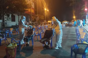 Lực lượng y tế lấy mẫu xét nghiệm xuyên đêm 11/5 tại Khu công nghiệp An Đồn. 