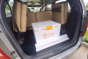 100 liều vắc-xin được chuyển đến Trung tâm Kiểm soát bệnh tật TP Đà Nẵng.