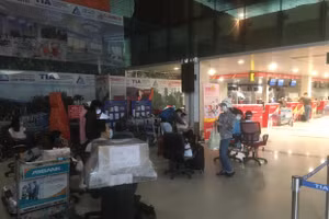 Nhiều hành khách chờ ở sân bay Tân Sơn Nhất trong sáng 10/10 để được bay về Đà Nẵng.