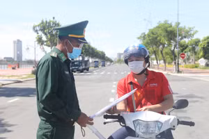 Lực lượng chức năng đang kiểm tra thông tin giấy đi đường của người dân. Ảnh minh họa. 