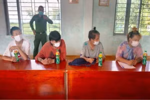 Các đối tượng nhập cảnh trái phép tại cơ quan chức năng. Ảnh: Công an. 