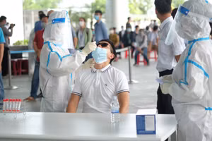 Lấy mẫu xét nghiệm COVID-19. 