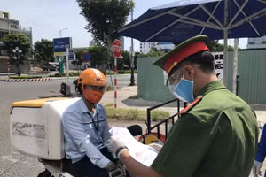 Công an làm nhiệm vụ tại các chốt kiểm soát dịch ở Đà Nẵng. Ảnh minh họa. 