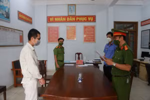 Công an tống đạt quyết định khởi tố bị can và thực hiện lệnh bắt tạm giam đối với Lê Quốc Huy. 