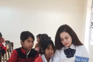 Lê Thị Thu Trang (bìa phải) đang dạy cho các em học sinh. Ảnh: NVCC 