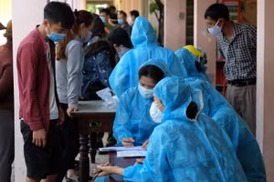 Người dân kê khai thông tin để chuẩn bị lấy mẫu xét nghiệm COVID-19. 