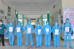 Các bệnh nhân mắc Covid-19 được chữa khỏi bệnh và xuất viện. 