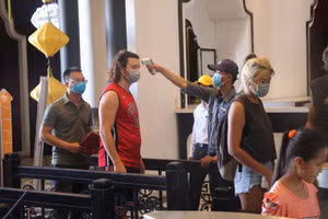 Đo thân nhiệt cho người dân và du khách tại các điểm vui chơi, giải trí. 