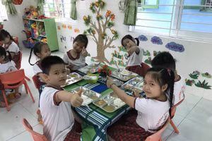 Các trẻ mầm non khác hào hứng và thích thú khi tới bữa ăn.