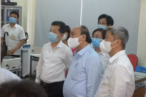 Chủ tịch nước Nguyễn Xuân Phúc kiểm tra công tác phòng chống dịch tại bệnh viện Phổi Đà Nẵng. 