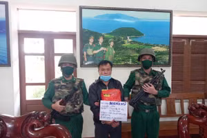 Đối tượng Nguyễn Mỹ bị lực lượng Bộ đội biên phòng bắt giữ. Ảnh: BĐBP.