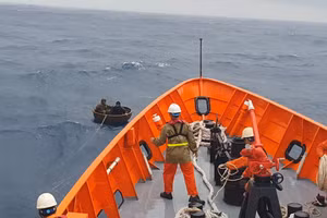 Tàu SAR 412 đến hiện trường cứu 2 ngư dân đang trên thúng chai. Ảnh trung tâm cung cấp.