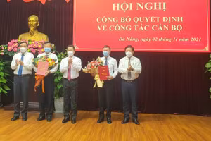 Ông Lê Văn Trung (thứ 2, phải sang) được điều động giữ chức vụ Trưởng ban Dân vận Thành ủy, và ông Đoàn Ngọc Hùng Anh (thứ 2, trái sang) được điều động giữ Trưởng ban Tuyên giáo Thành ủy Đà Nẵng. 