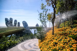 Cầu vàng ở Sun World Bà Nà Hills. 