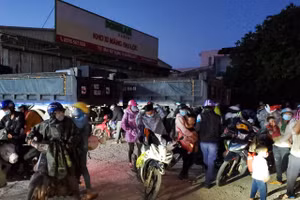 Người dân trên đường về quê đi ngang qua địa phận TP Đà Nẵng. 