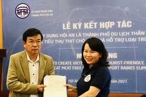 Ông Nguyễn Thế Hùng - Phó Chủ tịch UBND TP Hội An (tỉnh Quảng Nam), ký kết thỏa thuận loại bỏ việc sử dụng thịt chó và mèo.