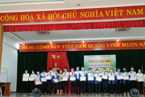 Tuyên dương HS đạt thành tích cao trong Kỳ thi Học sinh giỏi cấp tỉnh. Ảnh: Thanh Tú.