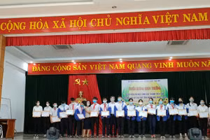 Tuyên dương HS đạt thành tích cao trong Kỳ thi Học sinh giỏi cấp tỉnh. Ảnh: Thanh Tú.