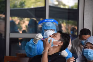 Lấy mẫu xét nghiệm COVID-19 cho nhân viên ở Trung tâm hành chính thành phố. 