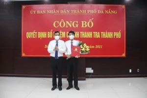 Ông Lê Trung Chinh - Chủ tịch UBND TP Đà Nẵng UBND TP Đà Nẵng trao quyết định bổ nhiệm ông Phan Thanh Long - Trưởng ban Pháp chế HĐND TP làm Chánh Thanh tra TP. 