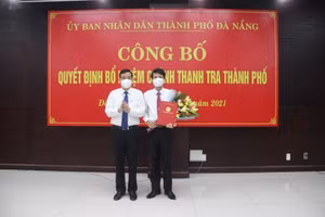Ông Lê Trung Chinh - Chủ tịch UBND TP Đà Nẵng UBND TP Đà Nẵng trao quyết định bổ nhiệm ông Phan Thanh Long - Trưởng ban Pháp chế HĐND TP làm Chánh Thanh tra TP. 
