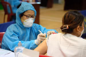 Tiêm vắc xin phòng Covid-19 cho người dân. 