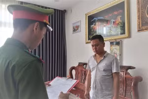 Công an tống đạt quyết định khởi tố bị can, bắt tạm giam 4 tháng đối với Xinh. Ảnh: Công an.