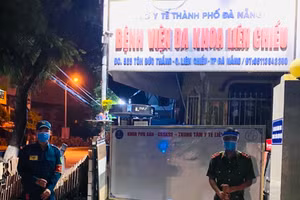 Lực lượng chức năng túc trực tại Trung tâm y tế quận Liên Chiểu. 