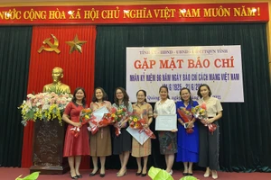 Nhà báo Trịnh Phương (thứ 3, từ phải qua). 