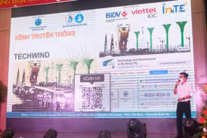 Các sinh viên trình bày về đề tài của mình tại cuộc thi. 