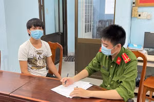 Huy tại cơ quan công an. Ảnh: Công an. 