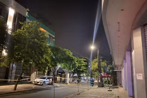 Khu vực xung quanh nhà bệnh nhân đã được phong tỏa vào tối 1/7. 