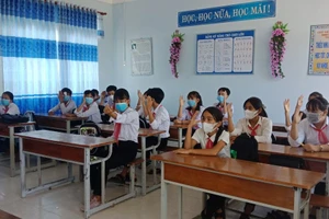 Học sinh đeo khẩu trang phòng dịch trong buổi học tại trường THCS 19.8 (huyện Bắc Trà My, tỉnh Quảng Nam). 