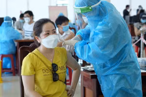 Tiêm vắc xin cho người dân. 