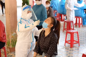 Lấy mẫu xét nghiệm COVID-19. Ảnh minh họa.