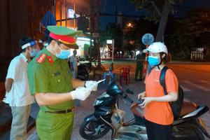 Lực lượng công an kiểm tra giấy đi đường của người dân trong thời gian thực hiện Chỉ thị 05 của UBND TP Đà Nẵng. 