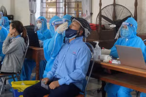 Nhân viên y tế lấy mẫu xét nghiệm cho công nhân Công ty Murata Manufacturing Việt Nam Đà Nẵng (KCN Hòa Khánh).