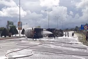 Xe đầu kéo chở 20 tấn gas bị lật ngang vừa bo cua lên cầu vượt Hòa Cầm. 