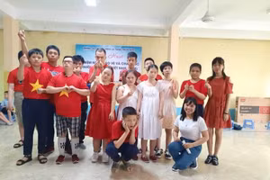 Cô Hà (áo trắng, thứ 3 từ phải sang) cùng các em học sinh của mình. 