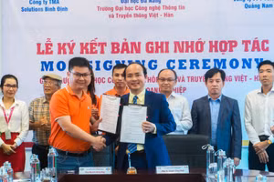 PGS.TS Huỳnh Công Pháp (thứ tư, phải sang), Quyền Hiệu trưởng VKU và Lãnh đạo Chi Nhánh Quảng Nam – Công Ty Cổ Phần Viễn Thông FPT ký kết hợp tác.