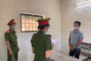  Cơ quan CSĐT Công an huyện Hòa Vang (TP Đà Nẵng) đã tống đạt các quyết định khởi tố bị can và bắt tạm giam đối với Nguyễn Văn Tuấn. Ảnh: Công an.