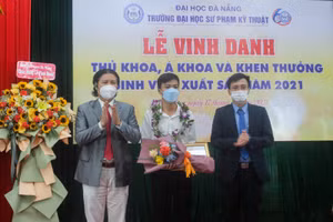 PGS.TS Phan Cao Thọ (ngoài cùng bên trái) - Hiệu trưởng Trường Đại học Sư phạm Kỹ thuật (Đại học Đà Nẵng) vinh danh và trao giấy khen cho tân thủ khoa. 