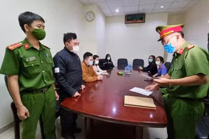 Công an Thành phố Đà Nẵng tống đạt quyết định khởi tố vụ án, khởi tố bị can, thực hiện lệnh bắt tạm giam 4 tháng đối với ông Nguyễn Quang Trung. Ảnh: Công an.