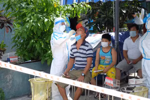 Lấy mẫu xét nghiệm COVID-19 cho người dân. 