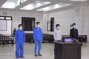 Các bị cáo tại phiên tòa. 