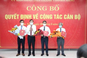 Ông Lê Trung Chinh (thứ 2, trái sang) - Chủ tịch UBND TP Đà Nẵng trao quyết định bổ nhiệm. 